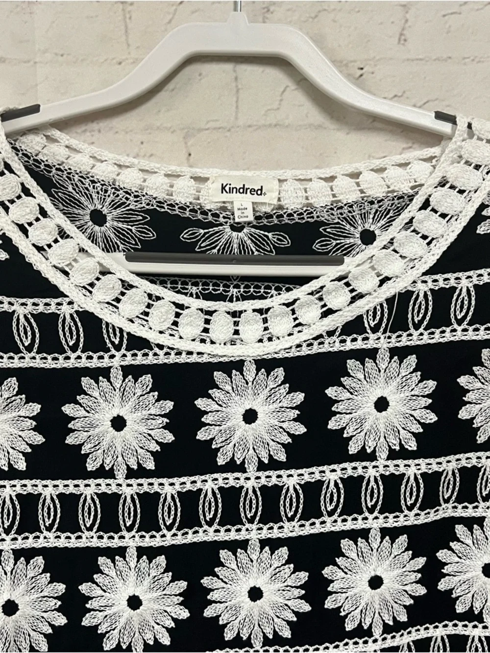 Kindred Embroidered Floral Blouse Large Black White Crochet Bell Sleeve Boho - Picture 6 of 8